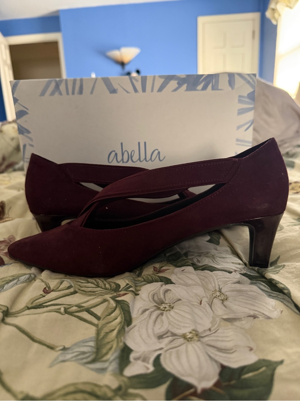Abella Deep burgundy siede Cross-Strap Mid Heel Pumps